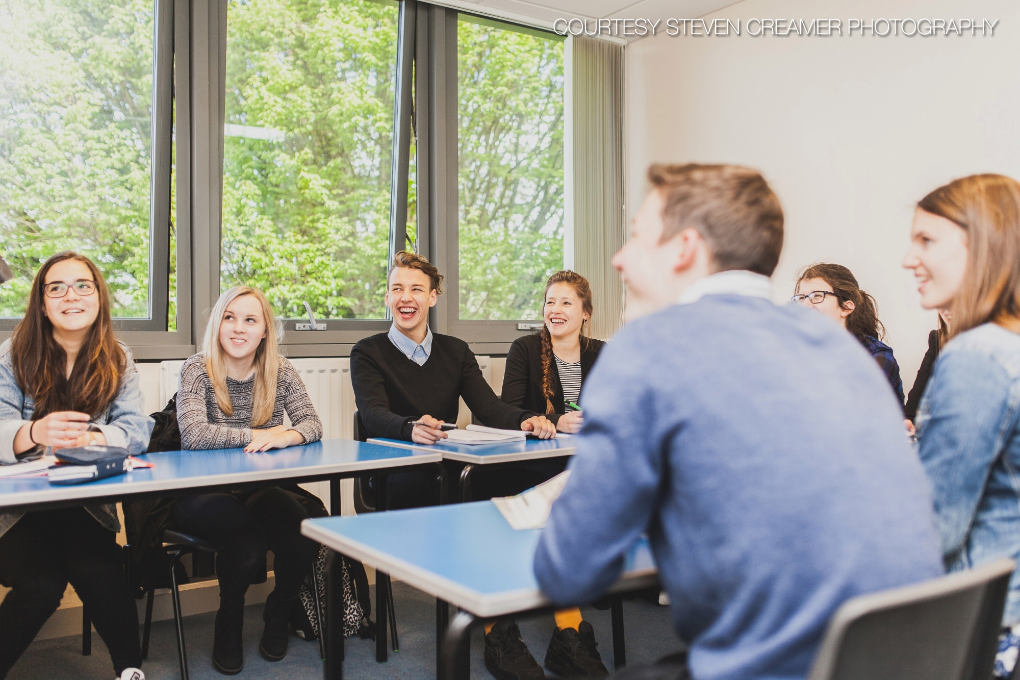 Как называется учитель в университете. International Baccalaureate в Англии. Средняя школа в Импингтон – Виллидж. Cardiff sixth form College. Фото Международный колледж менеджмента Австралия.